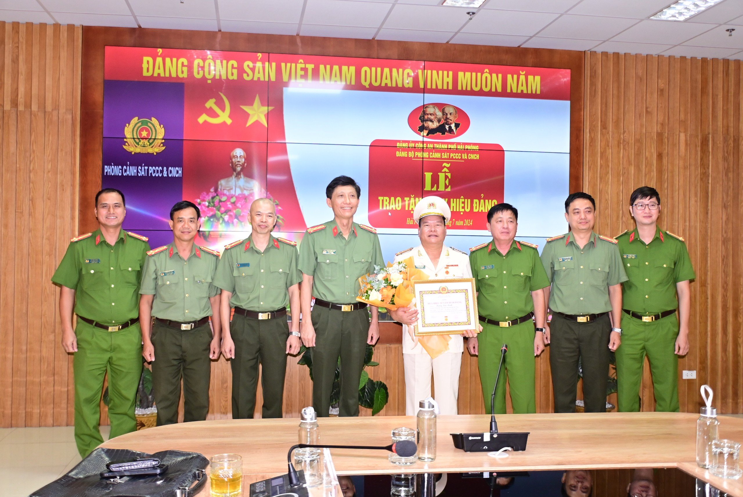 Trao tặng Huy hiệu 30 năm tuổi Đảng